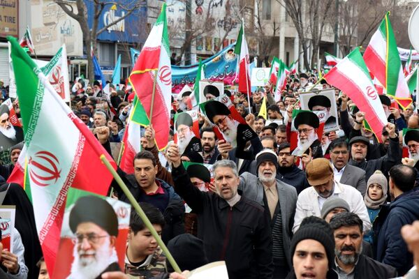 طنین شعارهای انقلابی در سالروز پیروزی انقلاب اسلامی ایران