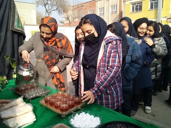 برپایی موکب شهادت حضرت فاطمه(س) در دبیرستان دخترانه نوید ناحیه ۵ مشهد