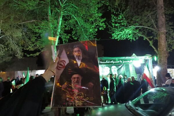 چهل روز از شهادت رهبرمان گذشت اما مردممان همچنان در میدانند