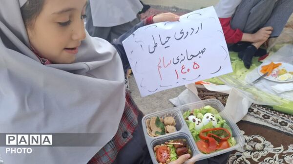 اردوی حیاطی با هدف ترویج فرهنگ تغذیه سالم در دبستان نیایش