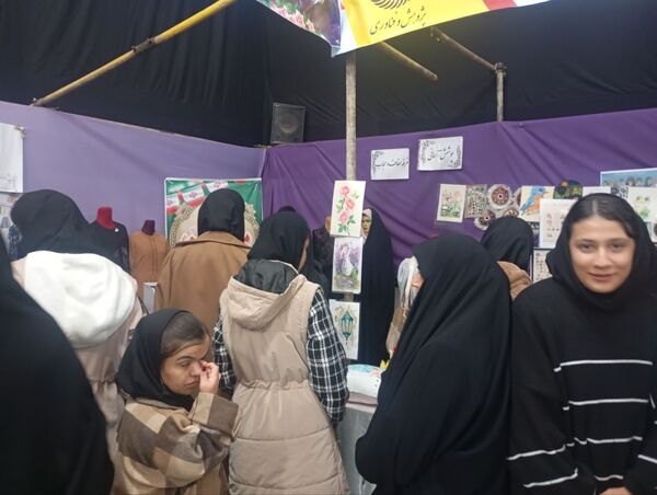 بازدید دانش آموزان هنرستان شهیدشهیدی از نمایشگاه پژوهش و فناوری در خلیل آباد 