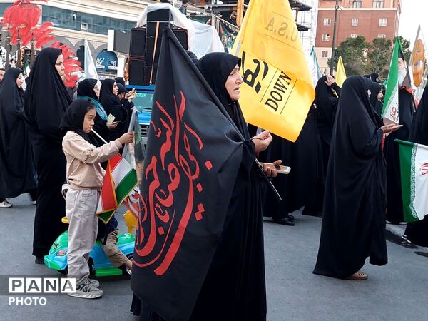 حضوری از جنس نور در چهلم رهبر انقلاب