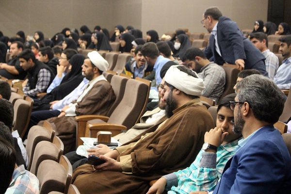 تقدیر از دانش‌آموزان و فرهنگیان برگزیده مسابقات قرآنی در استان قم