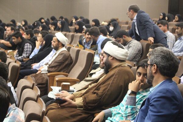 تقدیر از دانش‌آموزان و فرهنگیان برگزیده مسابقات قرآنی در استان قم