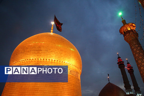 اهتزاز پرچم عزای سیدالشهدا(ع) بر فراز گنبد حرم حضرت معصومه(س)