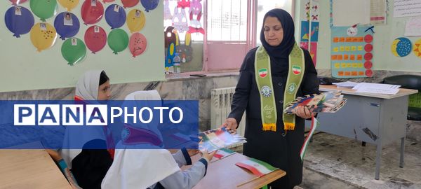 توزیع کتاب « از ایرانمان دفاع می کنیم » در بین دانش‌آموزان پیشتاز مدرسه شهید خاقانی شهرستان شیروان