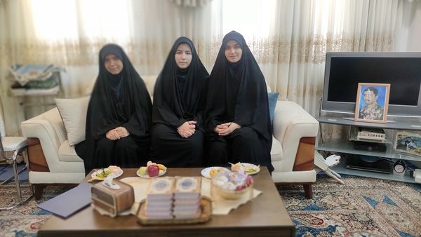 دیدار دانش‌آموزان  دبیرستان۲۲ بهمن با همسر شهید جانباز شیمیایی  شهرضا 