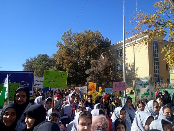حضور پر شور دانش آموزان نیشابوری در راهپیمایی ١٣ آبان