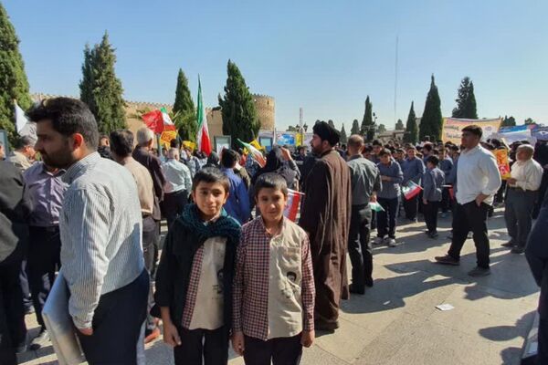 حضور پرشور دانش آموزان دبستان شاهد حیات در راهپیمایی سیزده آبان ۱۴۰۴