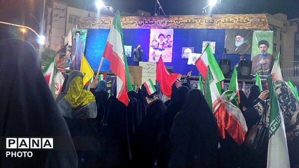 حضور گسترده مردم در تجمعات شبانه عید قربان در میدان جمهوری اسلامی 