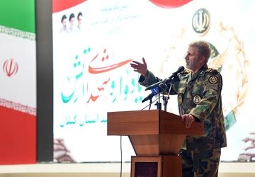 فرمانده کل ارتش: مقتدرانه در برابر دشمنان ایستاده‌ایم