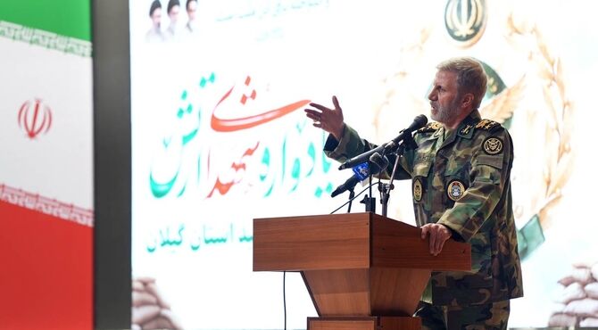 فرمانده کل ارتش: مقتدرانه در برابر دشمنان ایستاده‌ایم