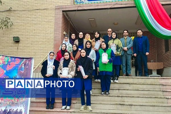تقدیر از رتبه‌های برتر درسی در دبیرستان سپاهان بهارستان‌دو