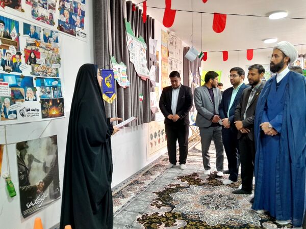 نمایشگاه انقلاب  در آموزشگاه تکتم