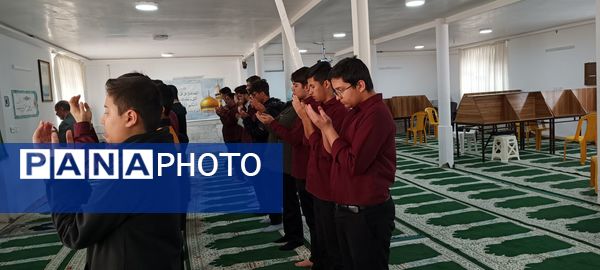 برپایی نماز جماعت در دبیرستان نمونه ایمان الله خامنه ای 