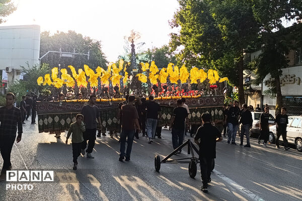 آیین باشکوه علم‌گردانی در غروب عاشورا 