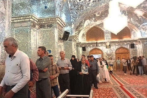 شاهچراغ مملو از مردمی که برای انتخابات حضور پیدا کردند