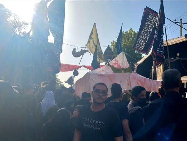 اجتماع عظیم عاشقان حسینی در مراسم خیمه سوزان