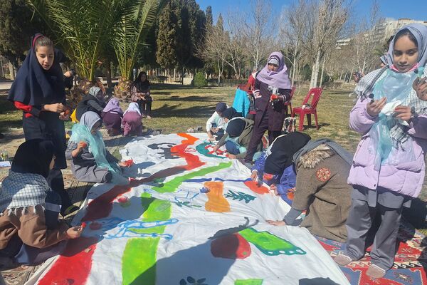 لذت نقاشی همگانی کنار دوستان در بوستان جنت شیراز 