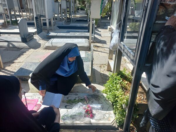غبارروبی مزارشهدا توسط دانش‌آموزان منطقه ۱۳