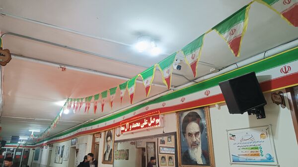 آماده‌سازی فضای دبیرستان شاهد ابوذر برای جشن‌های دهه فجر 