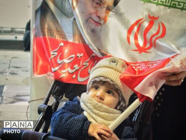 زن و مرد و پیر و جوان این شب ها در اجتماعات خیابانی مشهد مقدس