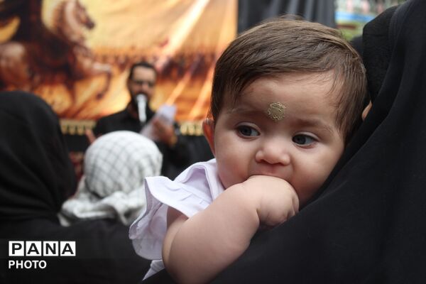 پرچم عشق حسینی بر دستان مادران و شیرخوارگان