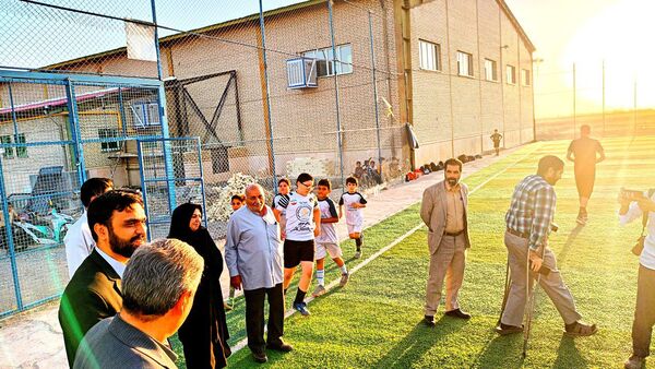 فرماندار کاشمر از سالن و چمن مصنوعی روستای قوژد بازدید کرد