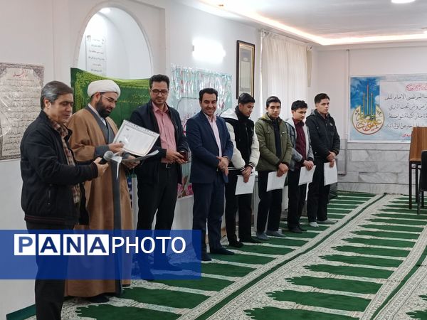 تجلیل از اعضای فعال بسیج دبیرستان نمونه آیت‌الله خامنه‌ای کاشمر