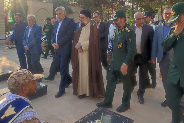 غبار روبی و عطر افشانی قبور شهدا در شهرستان آباده 