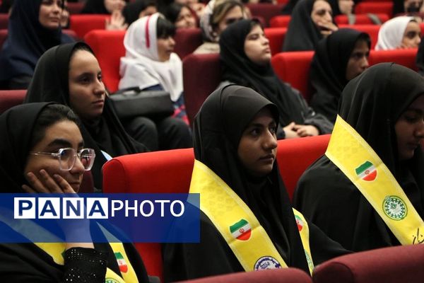 تقدیر از دانش‌آموزان برتر حوزه فرهنگی و هنری در آموزش و پرورش ناحیه یک شهرری