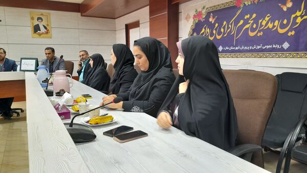 مراسم تجلیل از زحمات بانوان اداره آموزش و پرورش ملارد به مناسبت روز مادر 