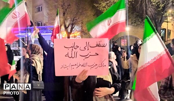 حضور مردم در آرامگاه بوعلی سینا در اربعین رهبر شهید