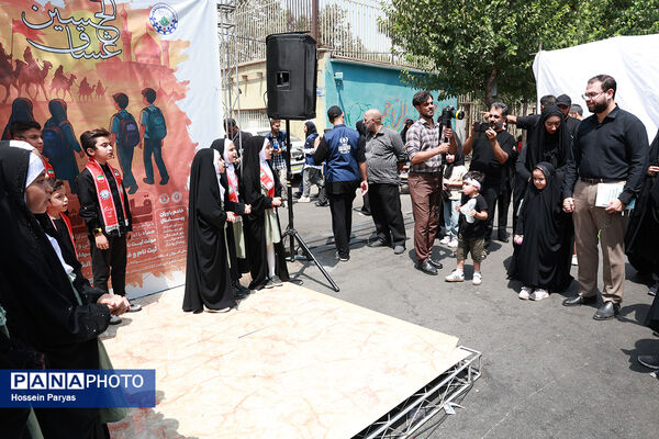 موکب «عشاق‌الحسین» سازمان دانش آموزی در راهپیمایی خانوادگی جاماندگان اربعین حسینی - تهران/ 2
