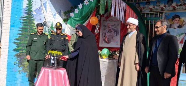 گرامیداشت سالگرد انقلاب با نواختن زنگ در دبیرستان دخترانه شاهد