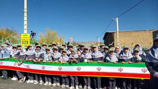 شکوه حضور دانش‌آموزان شهید مطهری در راهپیمایی ۱۳ آبان