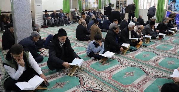 نهج‌البلاغه‌خوانی نماز‌گزاران کمالشهر پیش از خطبه‌های نماز 