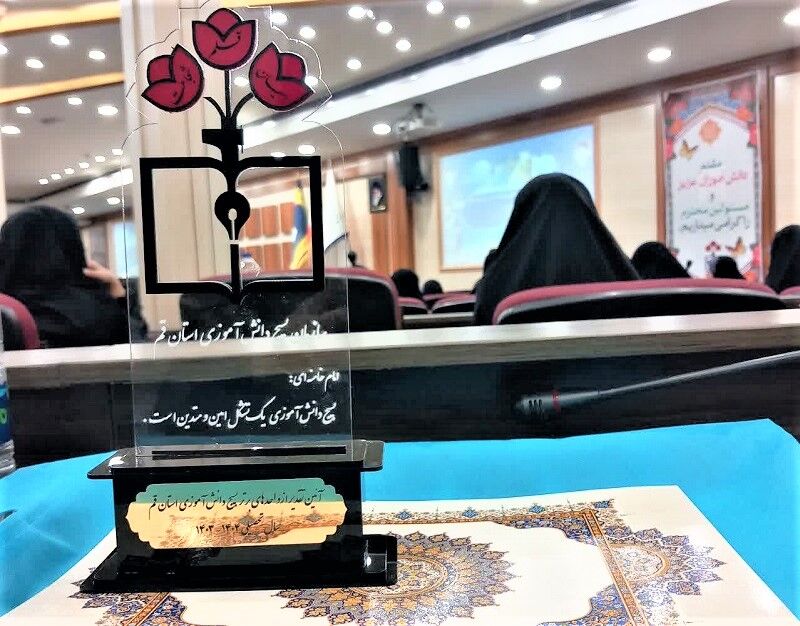 انتخاب فرمانده بسیج دبیرستان شاهد رضویه به عنوان واحد برتر پیشگام ناحیه یک قم