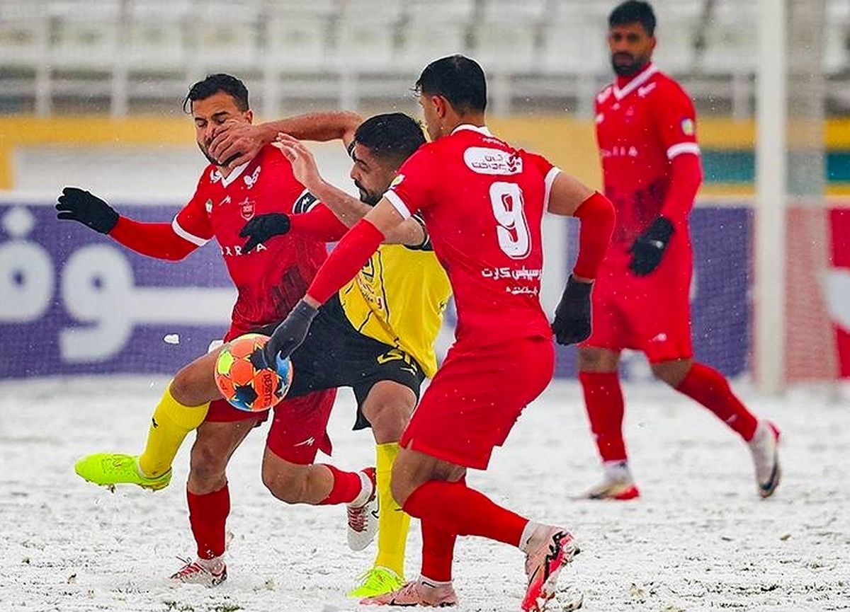 الکلاسیکوی برفی فوتبال ایران سرخ شد/ آتش‌بازی گرگ‌های خاکستری مقابل سپاهان+فیلم