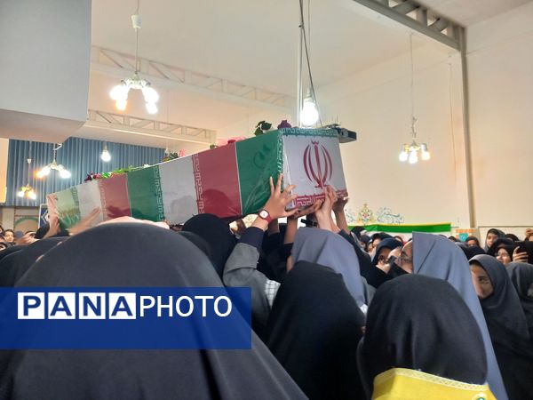 استقبال گرم دانش آموزان از پیکر شهید گمنام در دبیرستان امجدی یک ناحیه ۵ 