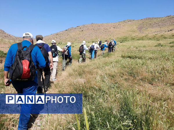 کوه‌پیمایی پیشکسوتان قم در آستانه سالگرد ارتحال حضرت امام(ره)