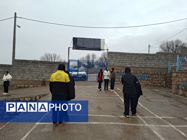 جلوه زیبای باران زمستانی در دبیرستان سبحان و مائده شلیل