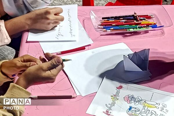 دبیرستان دخترانه ولایت در غرفه شهدای دانش‌آموز ورامین 