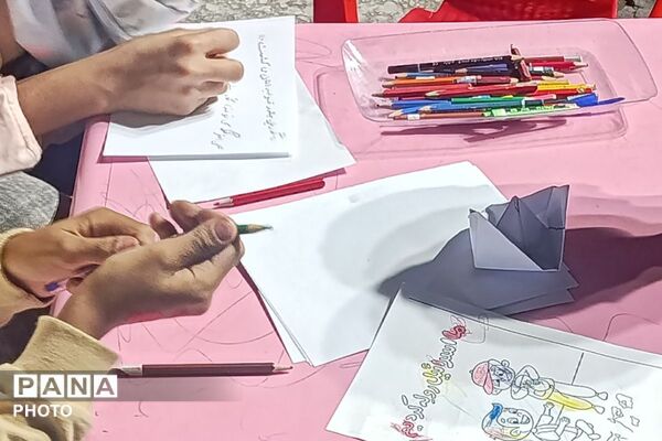 دبیرستان دخترانه ولایت در غرفه شهدای دانش‌آموز ورامین 