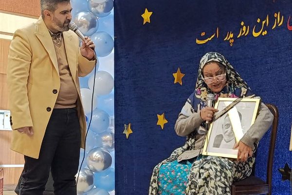  جنگ شادی به مناسبت میلاد امیرالمؤمنین(ع) در سالن تبلیغات شهرستان ورامین 