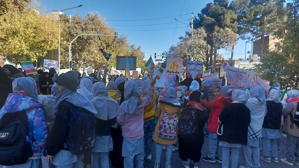 راهپیمایی 13 آبان با حضور حداکثری دانش آموزان در شهرستان نیشابور 