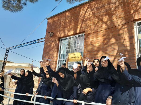  موشک آرزوها در هفته بهداشت روان در مدرسه مادرمهربان خلیل آباد