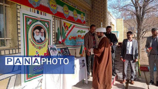 طنین زنگ انقلاب در مدرسهٔ شهید صادقی باخرز