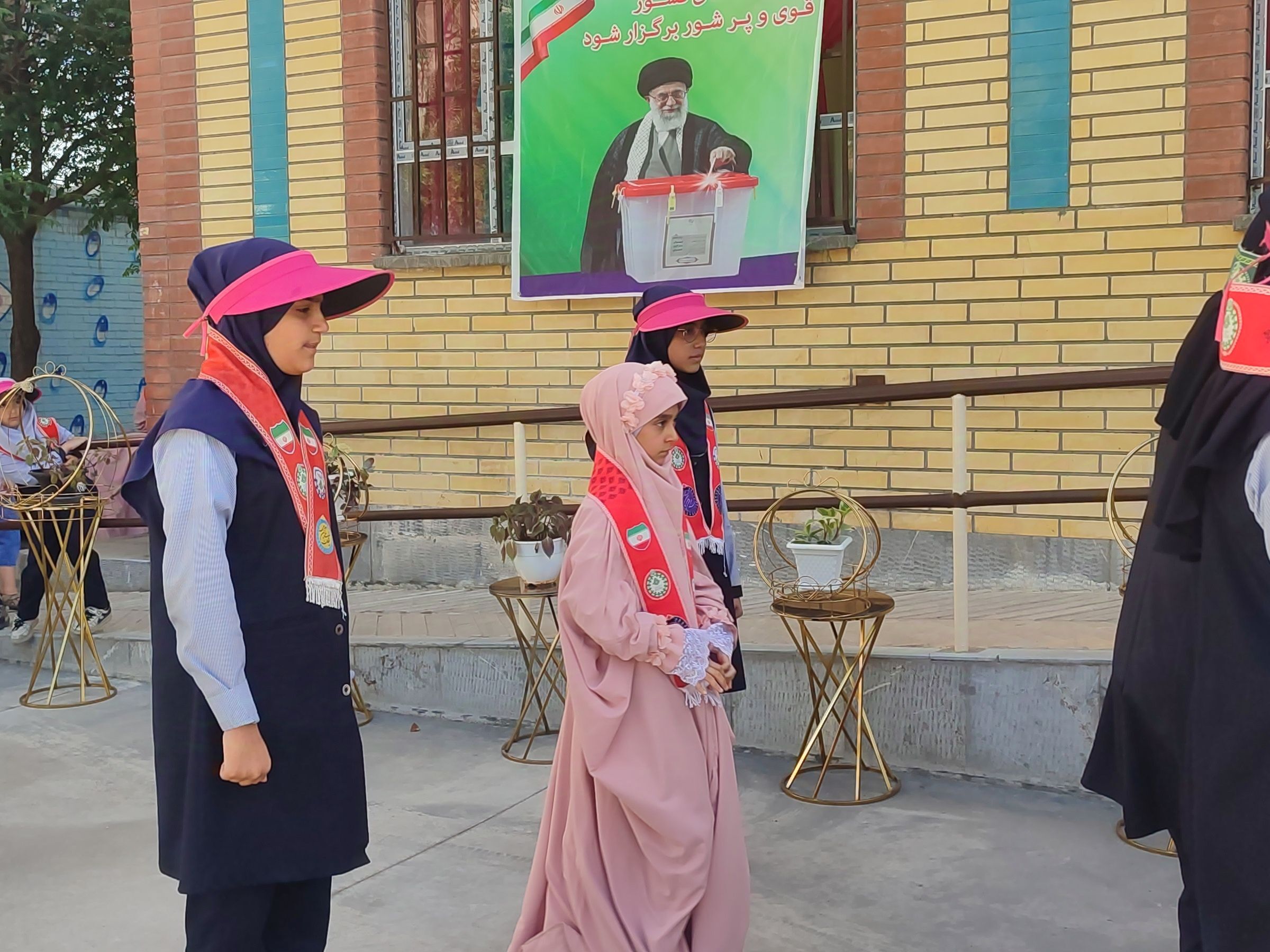 بازدید ارزیابان پیشتاز کشوری از دبستان فاطمه اهری هاشمی 