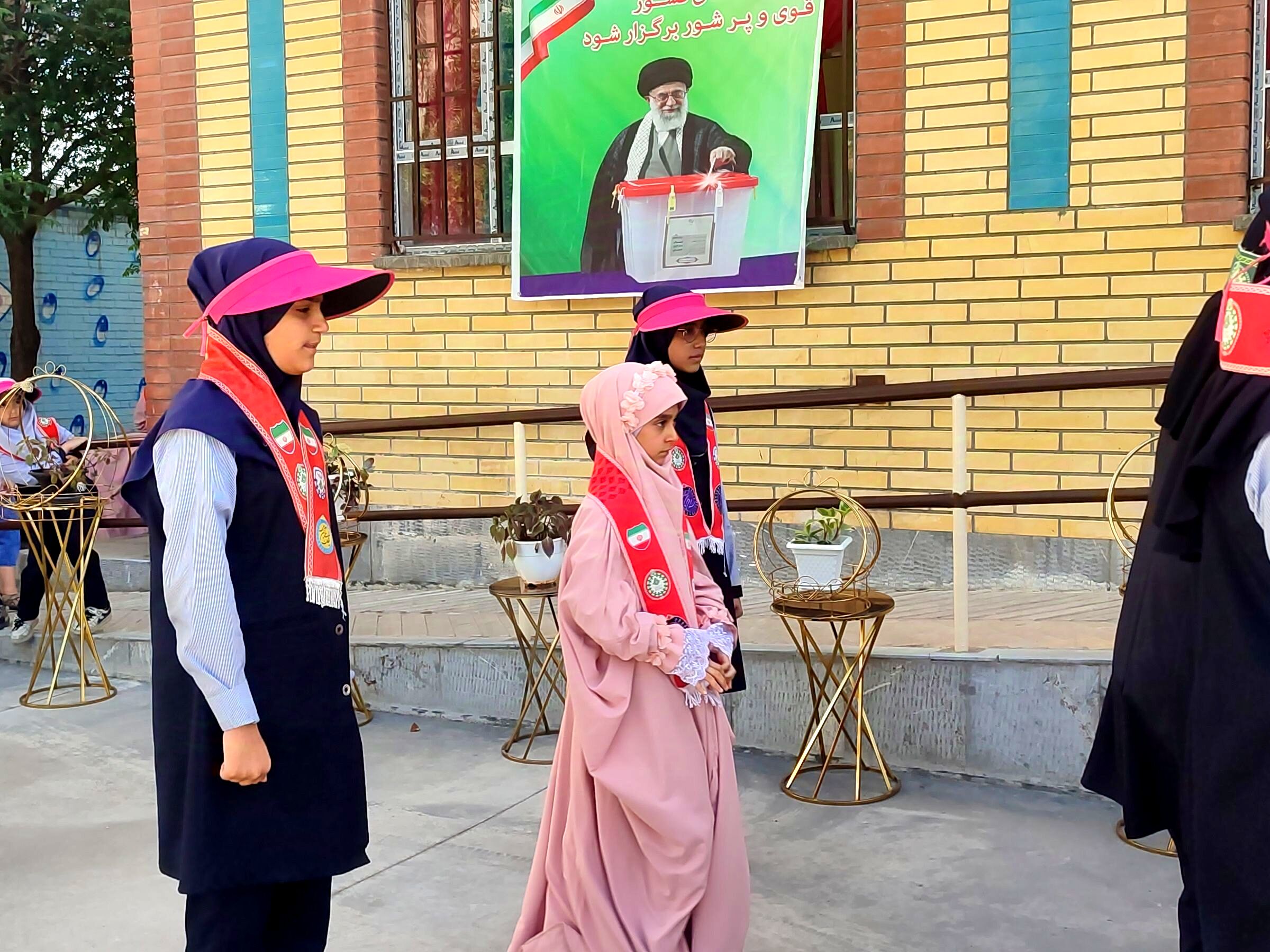 بازدید ارزیابان پیشتاز کشوری از دبستان فاطمه اهری هاشمی 